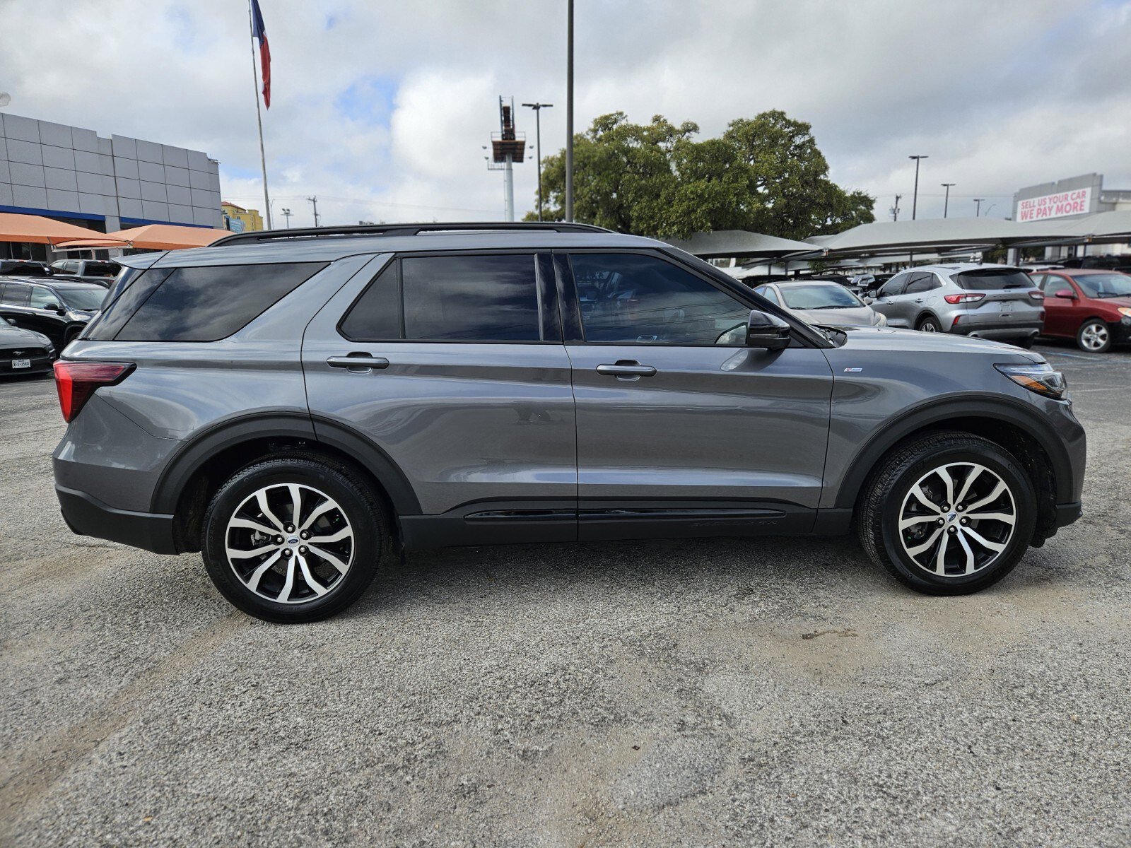 Certified 2025 Ford Explorer ST-Line image 2