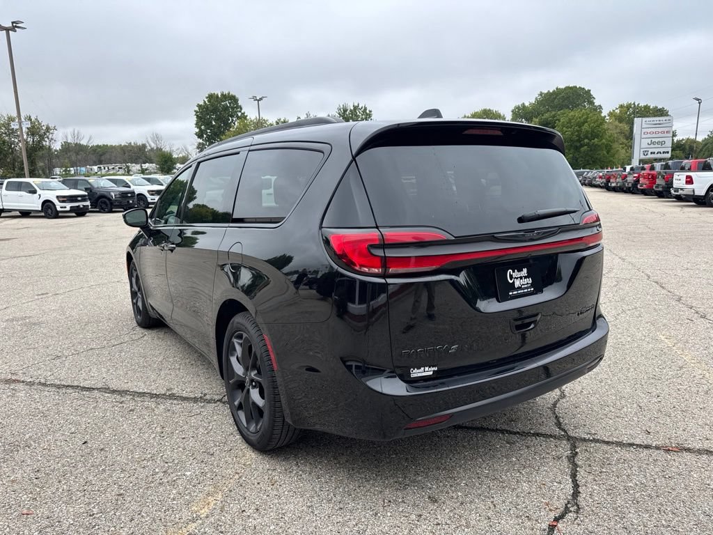 Used 2025 Chrysler Pacifica Limited FWD image 5