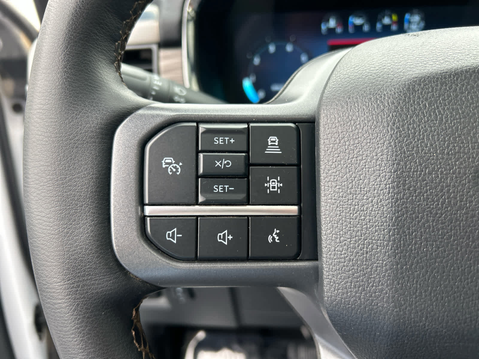 Certified 2025 Ford F150 Lariat w/ FX4 Off-Road Package image 31