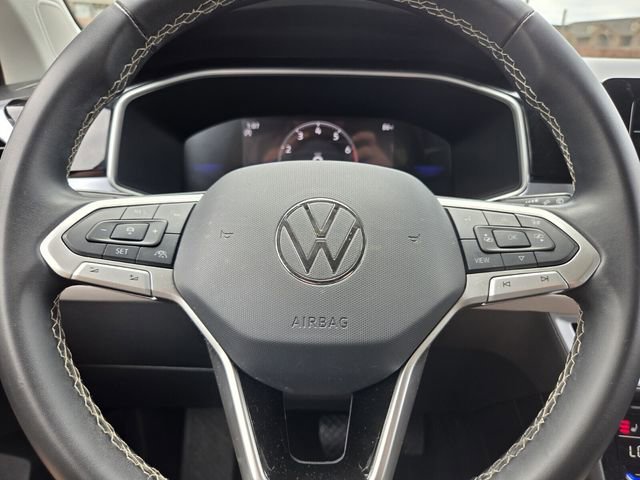 Used 2025 Volkswagen Taos SE FWD image 21