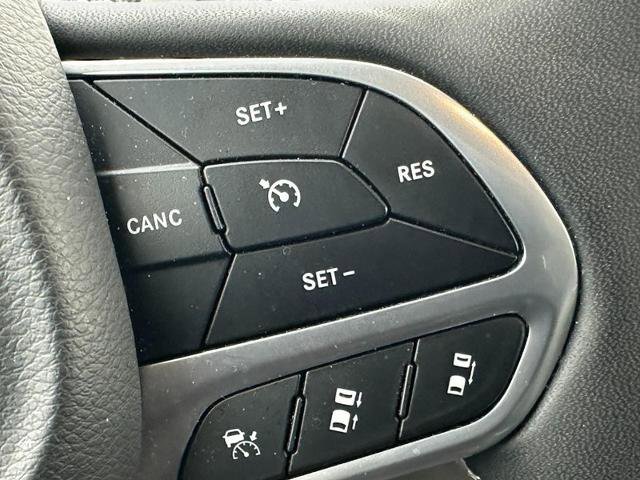 Used 2024 Chrysler Pacifica Touring-L FWD image 21