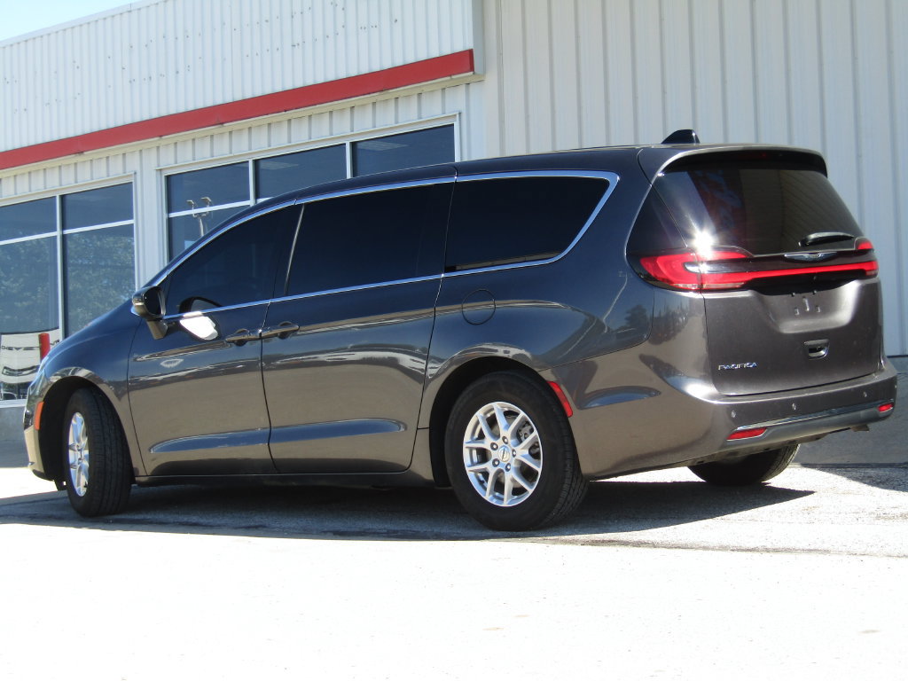 Used 2023 Chrysler Pacifica Touring-L FWD image 10