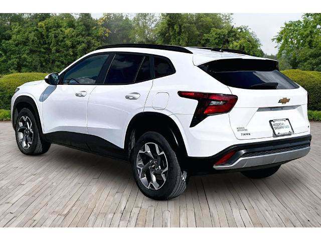 Used 2025 Chevrolet Trax LT w/ LT Convenience Package FWD image 4