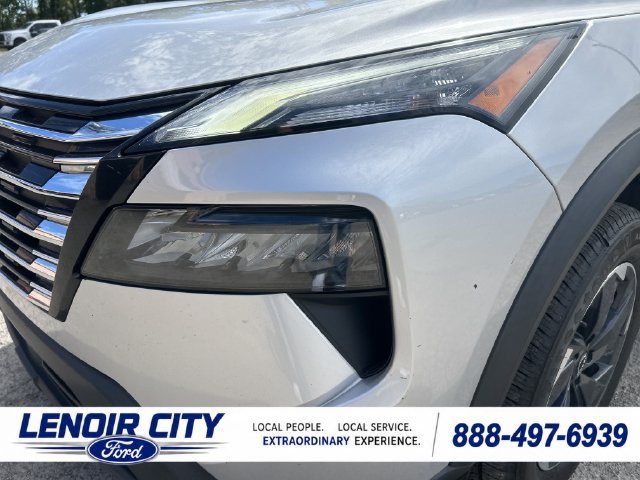 Used 2024 Nissan Rogue SV AWD/4WD image 9