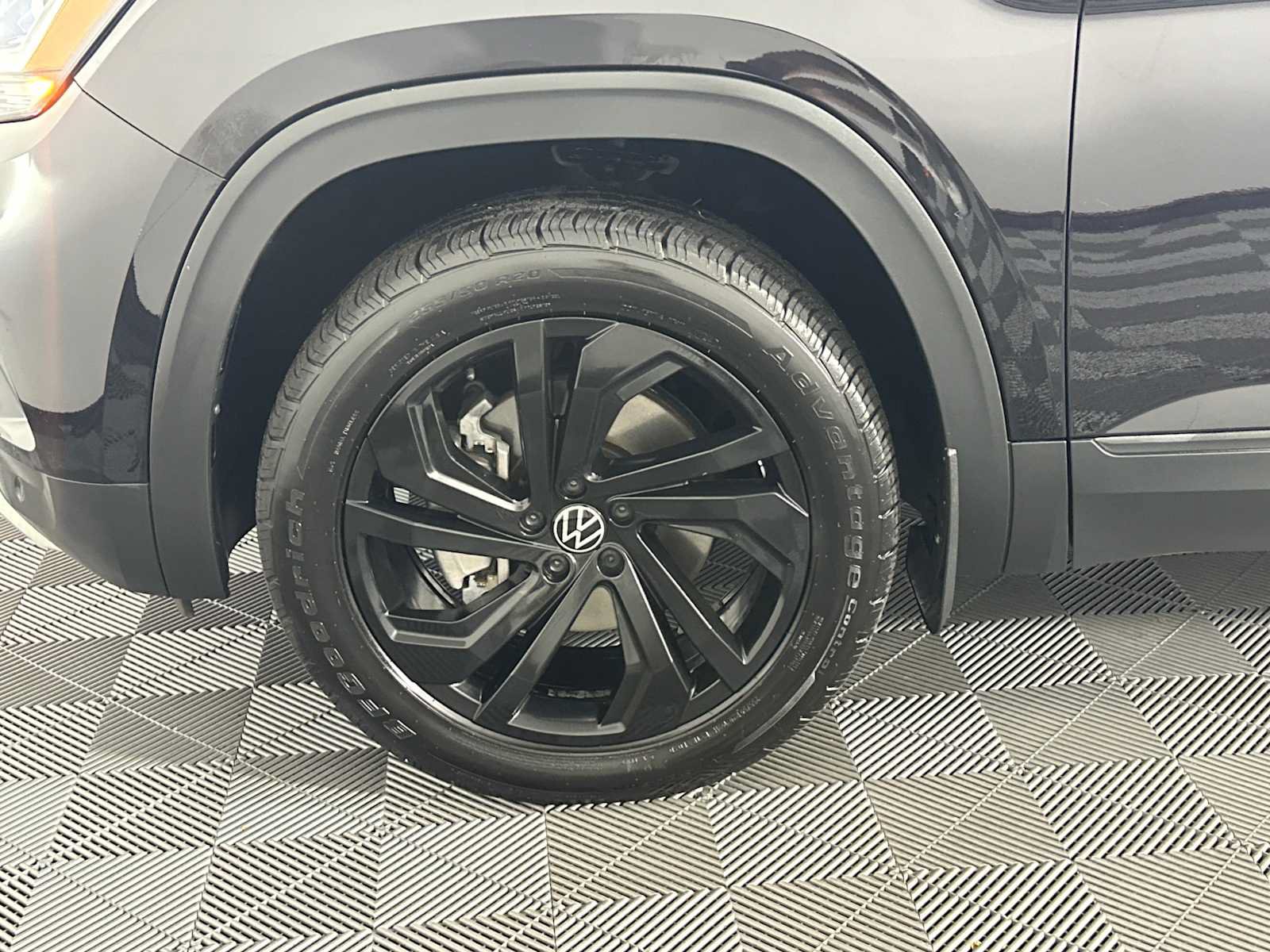 Used 2022 Volkswagen Atlas SE w/ Black Wheel Package AWD/4WD image 12