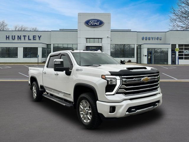 Used 2024 Chevrolet Silverado 2500 High Country w/ High Country Premium Package AWD/4WD image 3