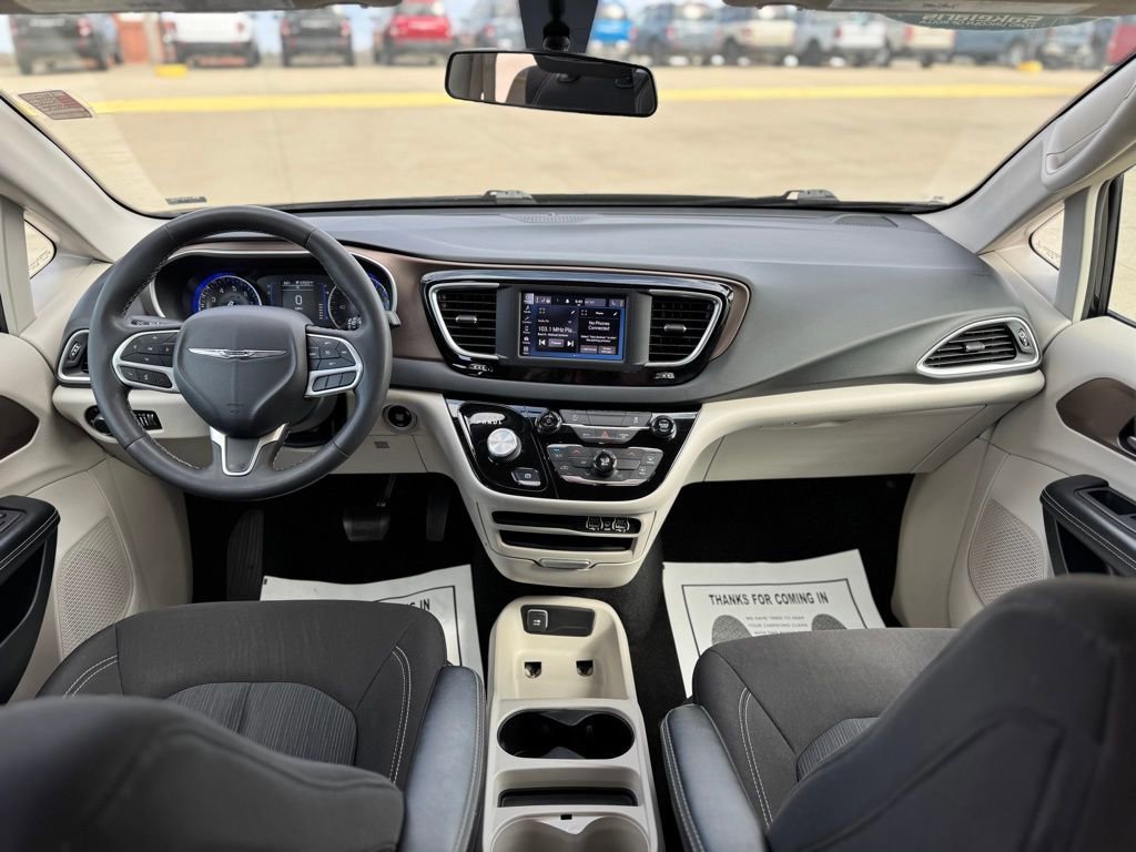 Used 2022 Chrysler Voyager LX image 34