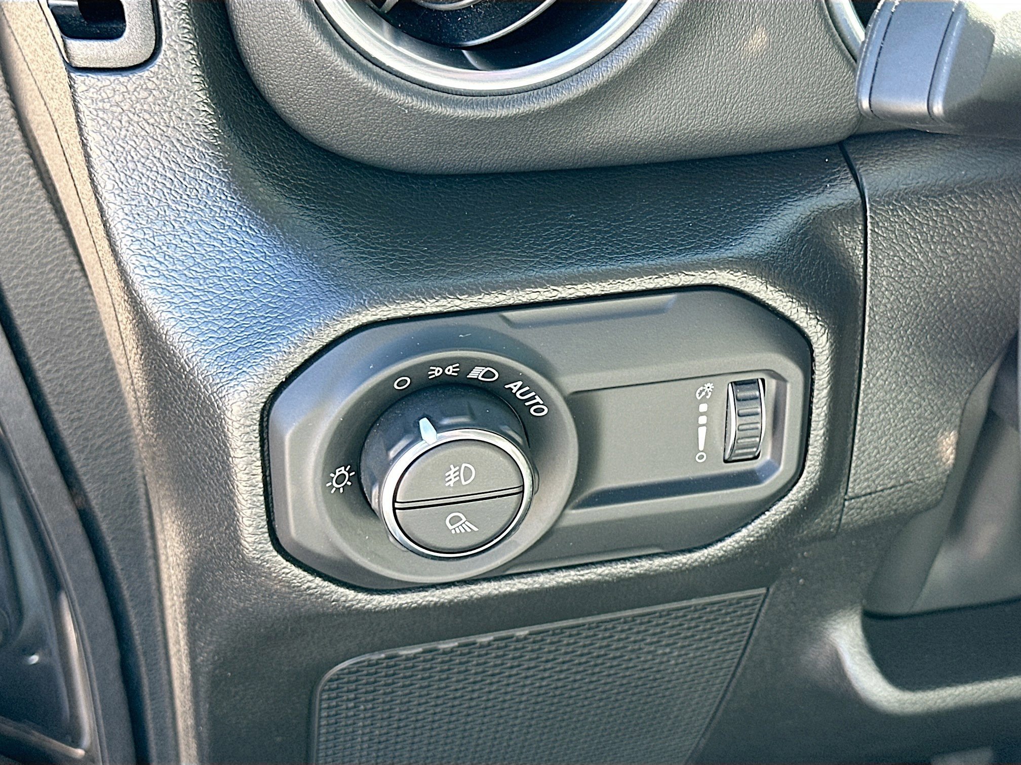 Used 2023 Jeep Gladiator Overland w/ Popular Equipment Package image 10