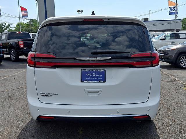 Used 2023 Chrysler Pacifica Touring-L FWD image 6