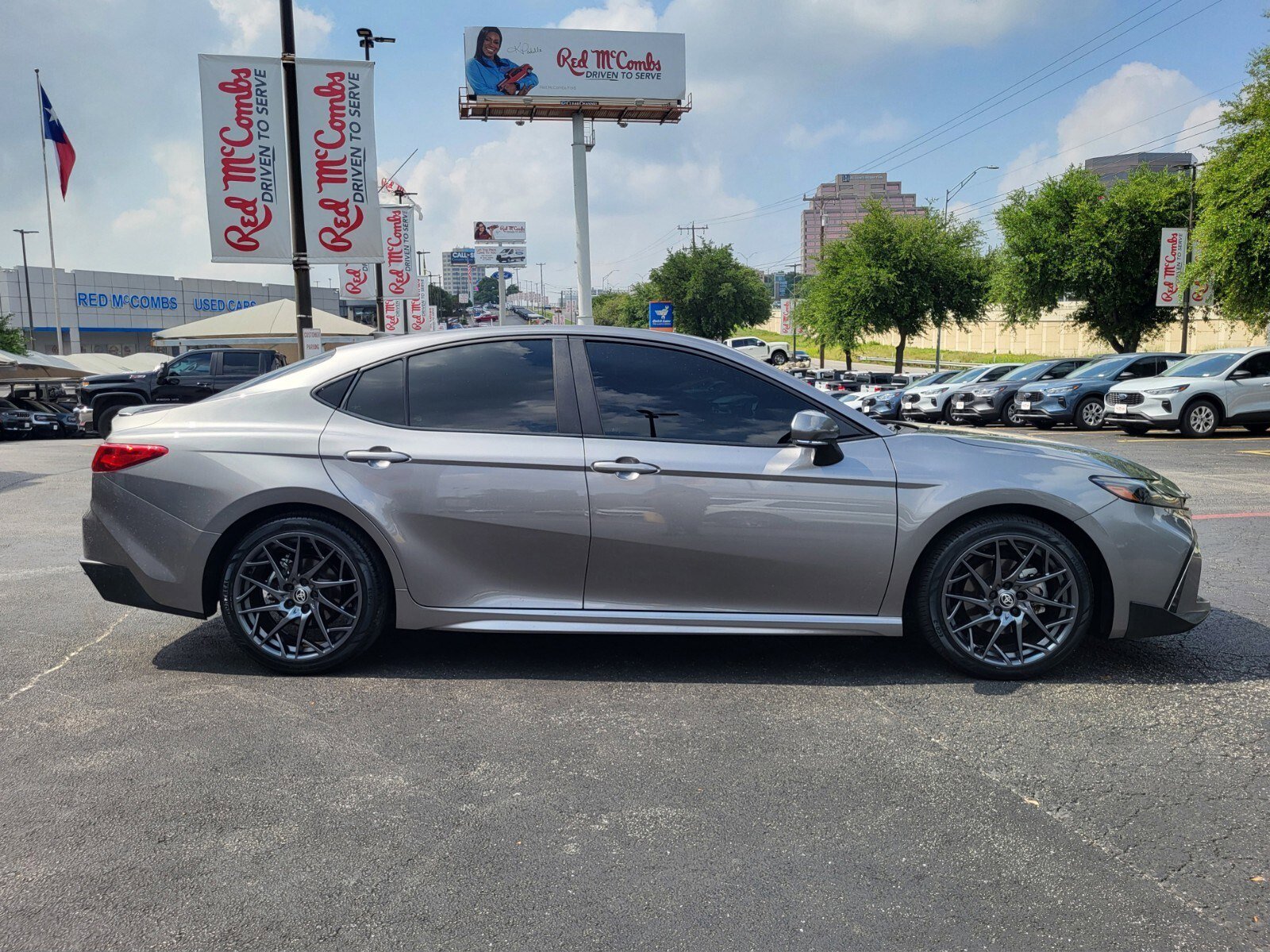 Used 2025 Toyota Camry SE w/ Convenience Package FWD image 2
