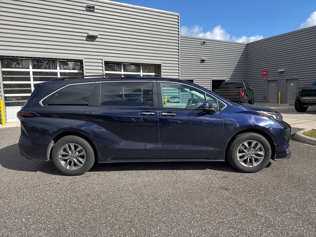 Used 2024 Toyota Sienna XLE image 2