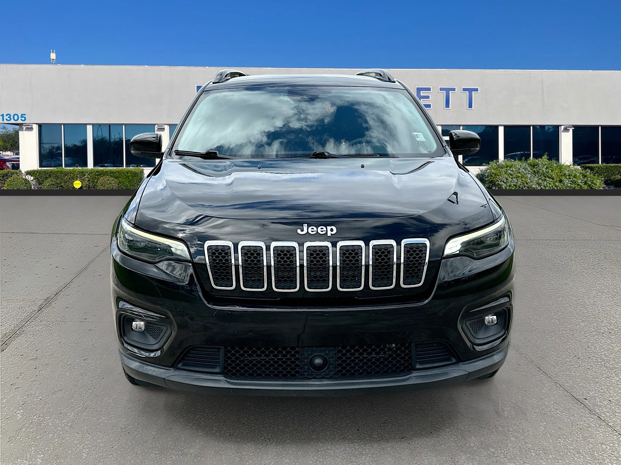Used 2022 Jeep Cherokee Latitude Lux w/ Mopar Interior Package FWD image 8