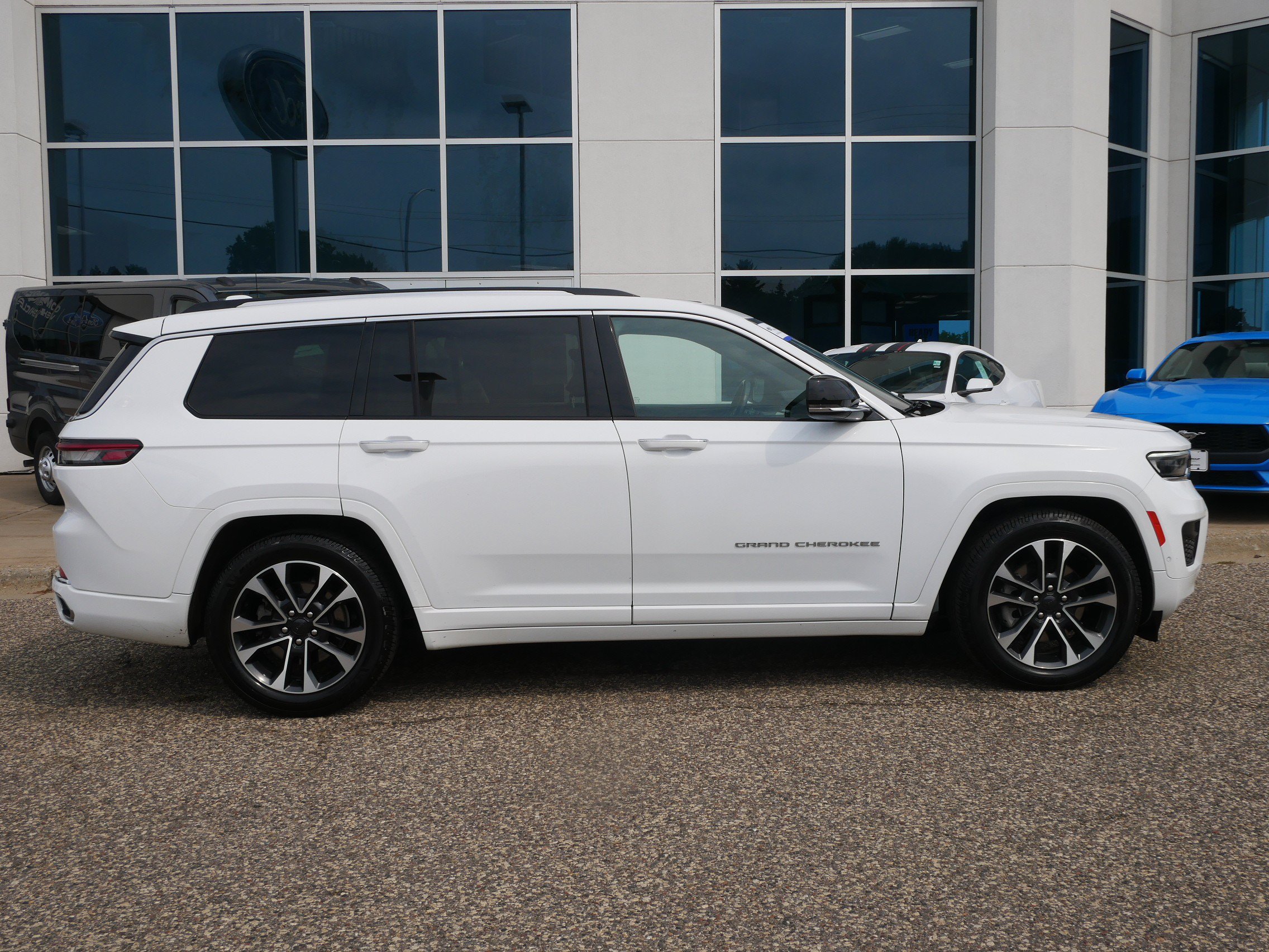 Used 2022 Jeep Grand Cherokee L Overland w/ Luxury Tech Group IV AWD/4WD image 2