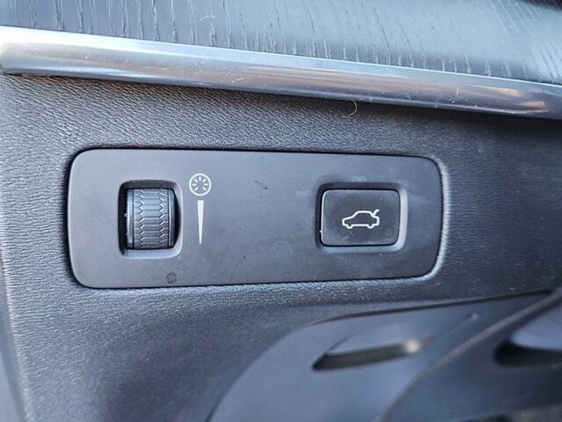 Used 2020 Volvo XC90 T5 Momentum image 28