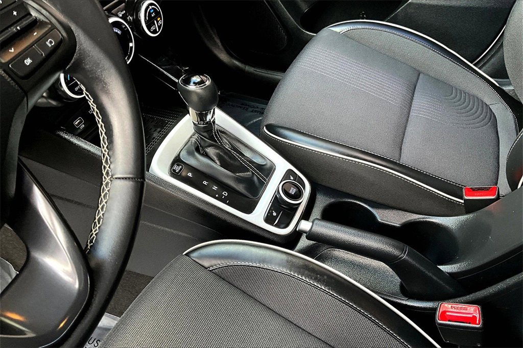 Used 2023 Hyundai Venue Limited image 16