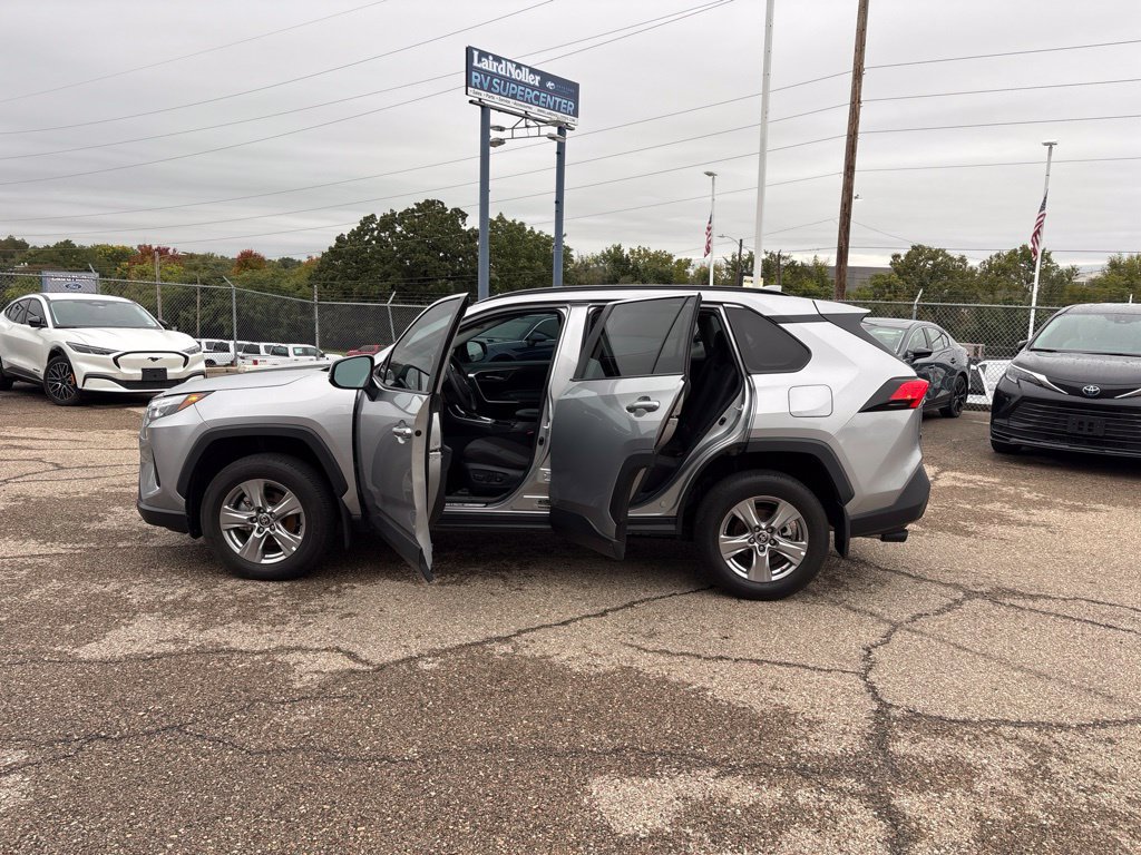 Used 2025 Toyota RAV4 XLE w/ Convenience Package FWD image 4