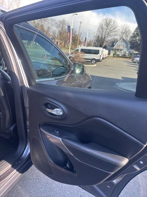 Used 2019 Jeep Cherokee Limited AWD/4WD image 23