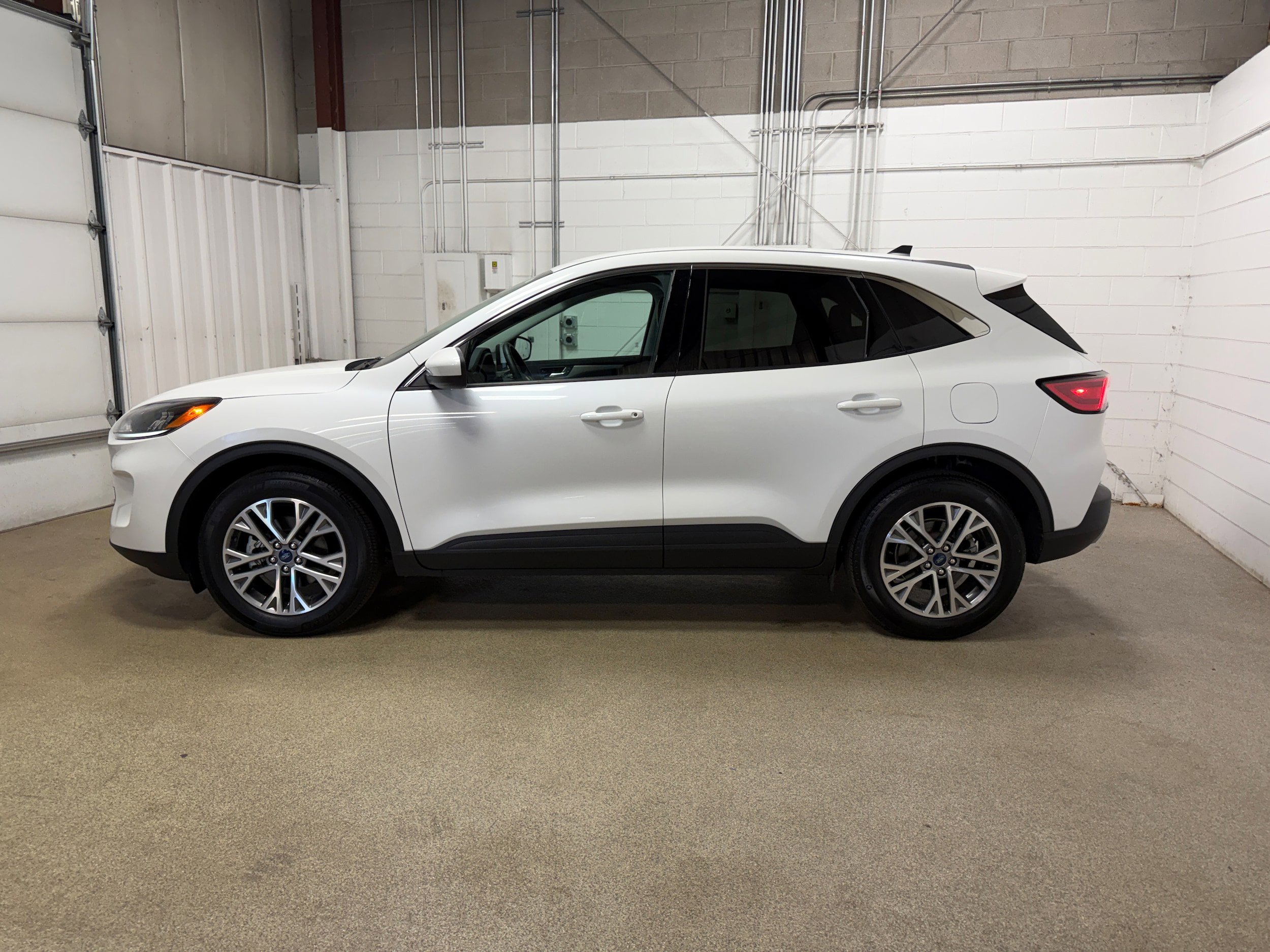 Certified 2022 Ford Escape SEL w/ Technology Package AWD/4WD image 5