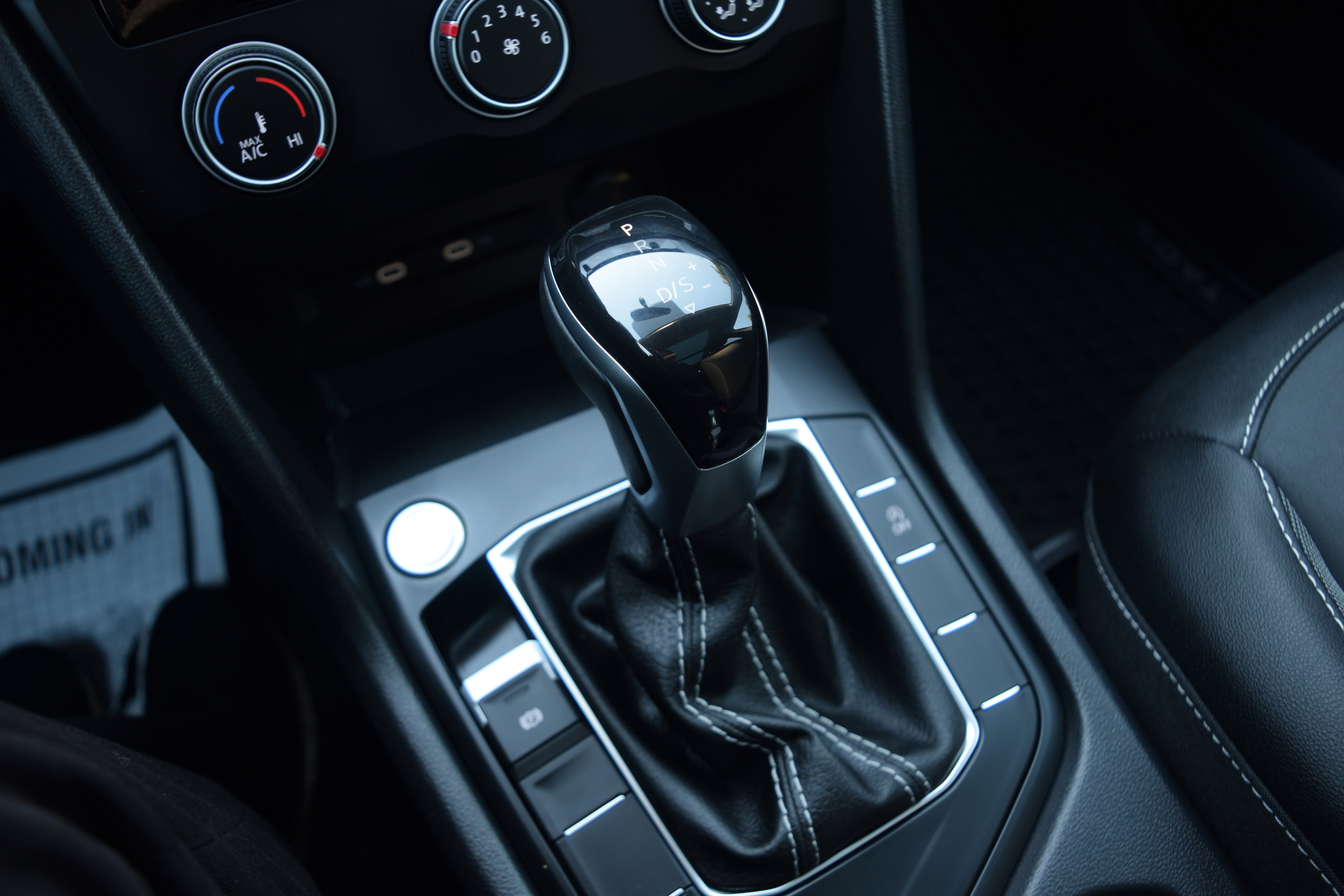 Used 2022 Volkswagen Taos SE w/ Panoramic Sunroof Package image 12