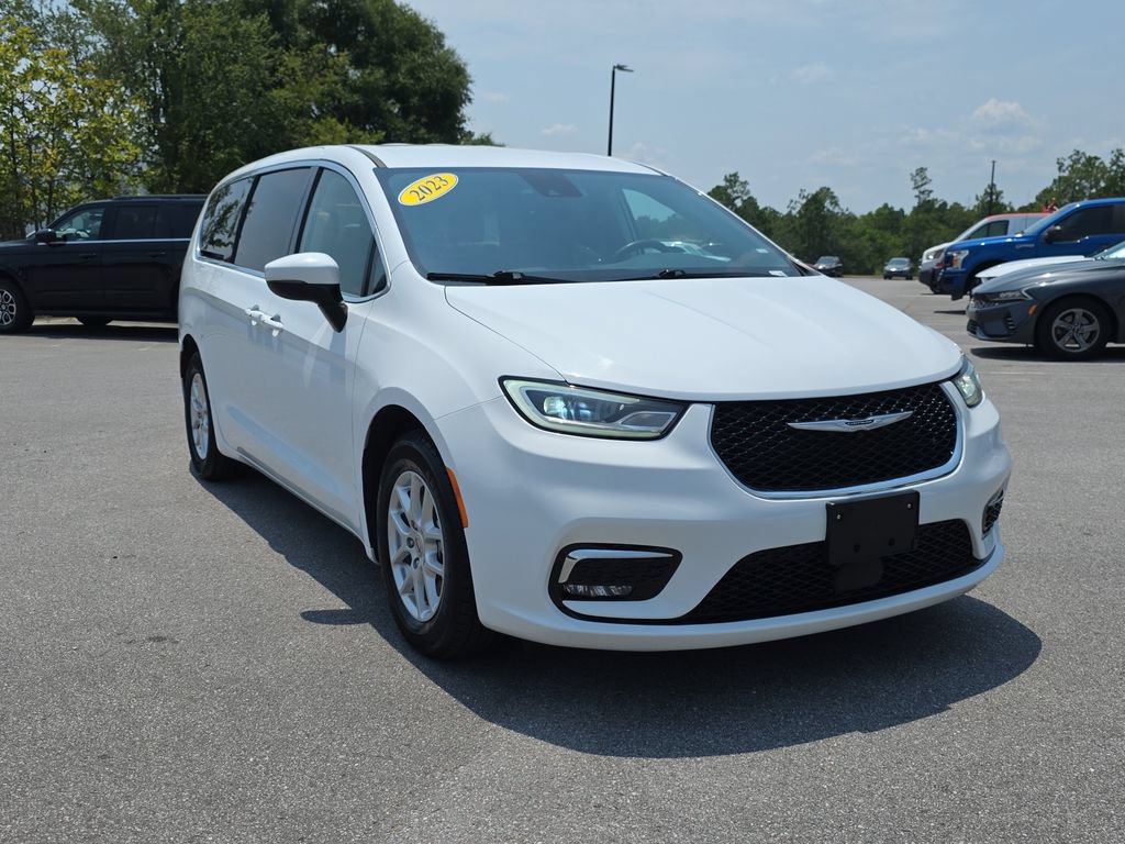 Used 2023 Chrysler Pacifica Touring-L FWD image 9