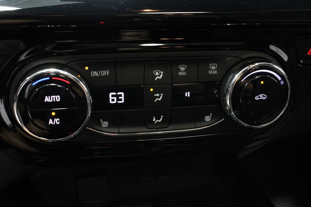 Used 2024 Chevrolet Trax RS w/ Sunroof Package FWD image 31