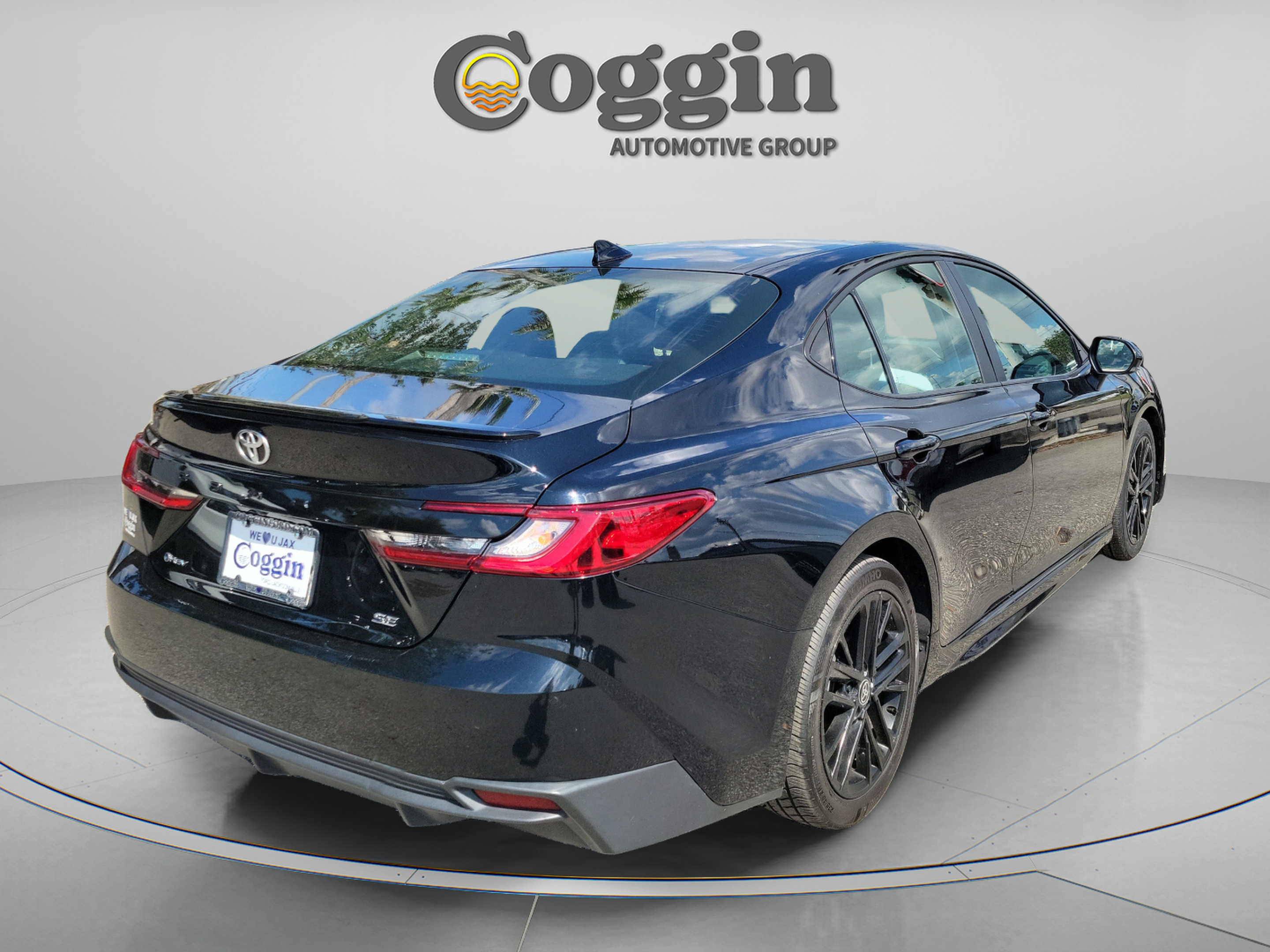 Used 2025 Toyota Camry SE FWD image 3