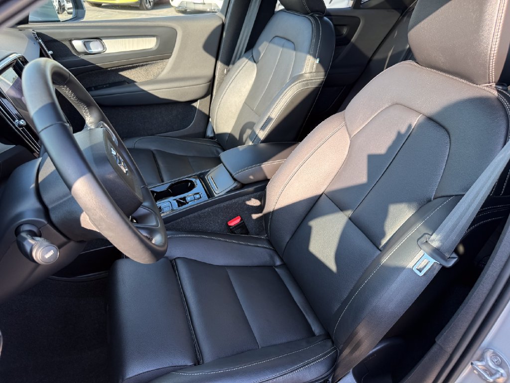 Used 2025 Volvo XC40 B5 Plus AWD/4WD image 14