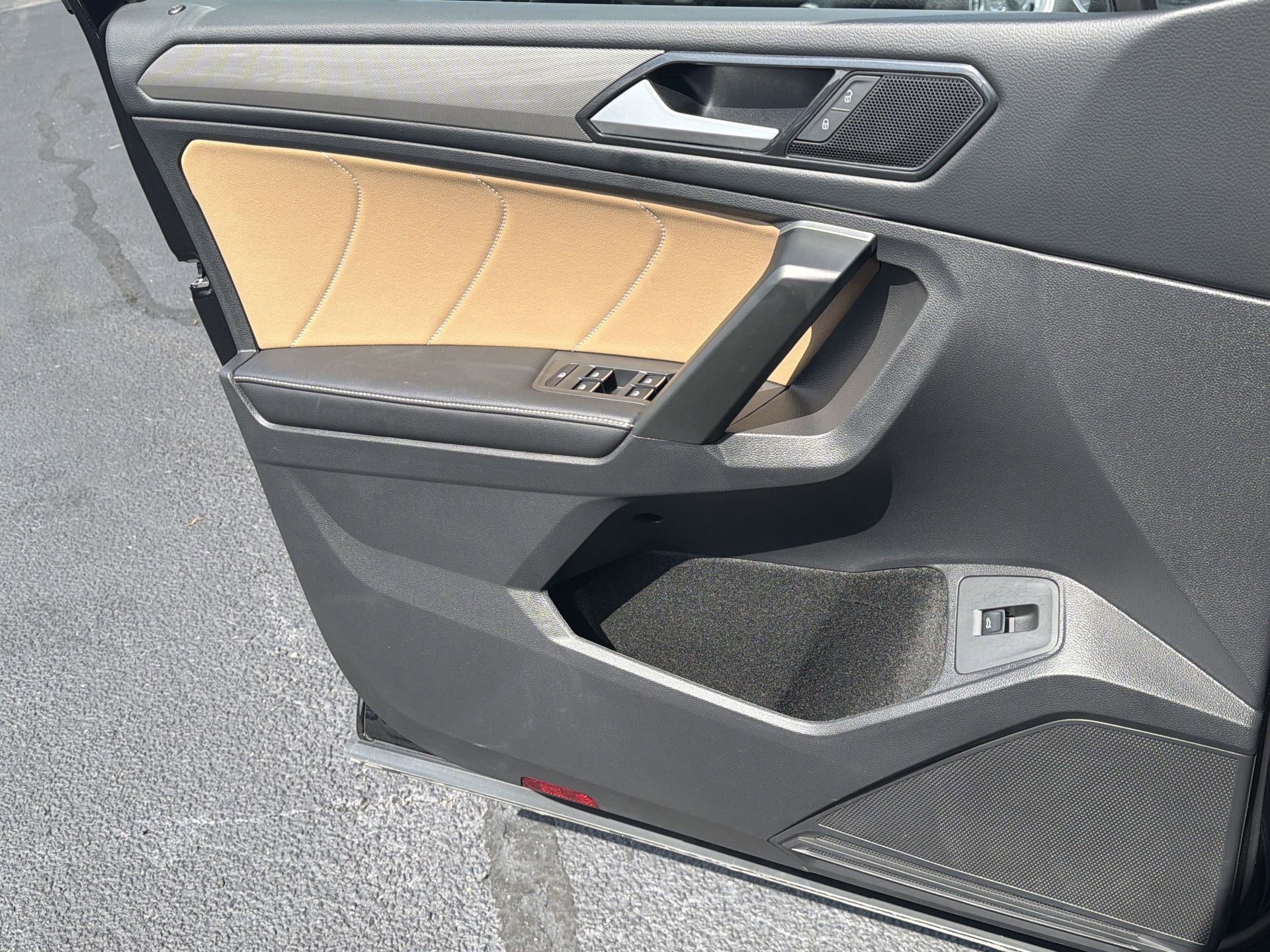 Used 2024 Volkswagen Tiguan SE w/ Panoramic Sunroof Package image 17