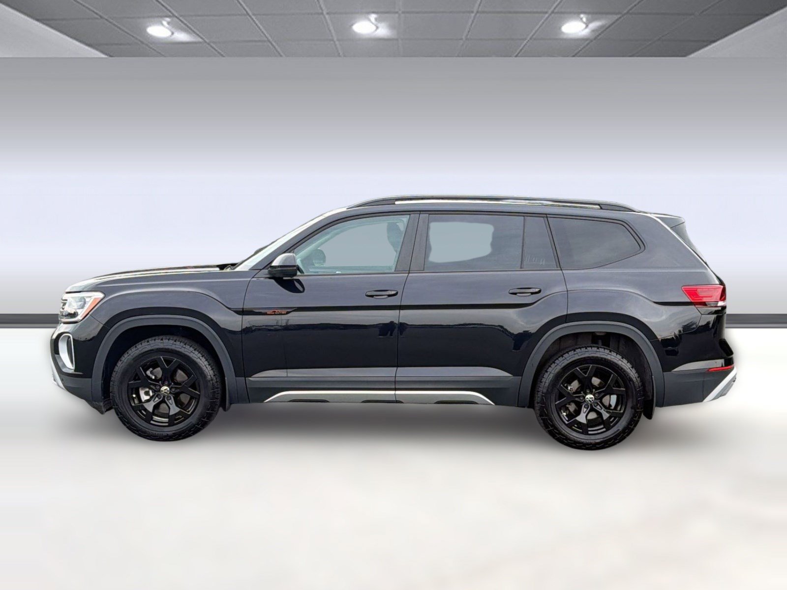 Used 2024 Volkswagen Atlas Peak Edition SE AWD/4WD image 2