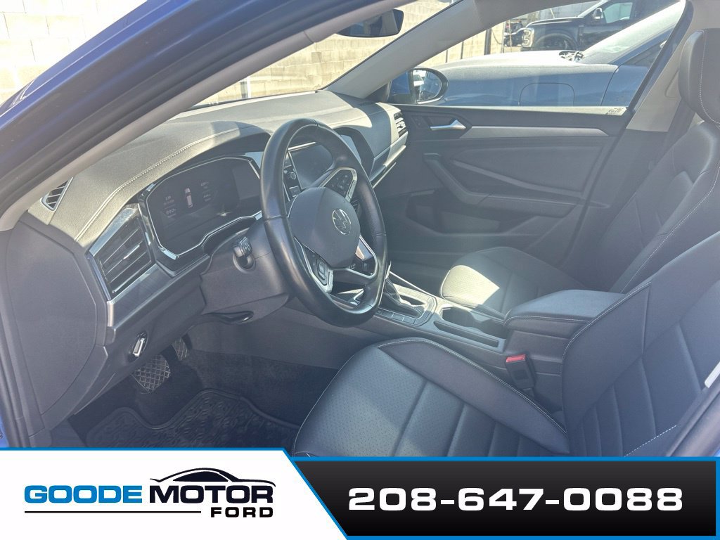 Used 2024 Volkswagen Jetta SE FWD image 5