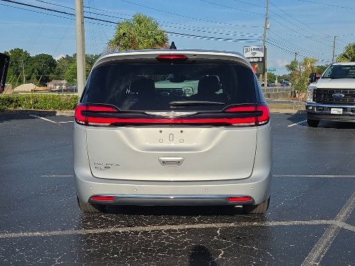 Used 2024 Chrysler Pacifica Touring-L FWD image 12