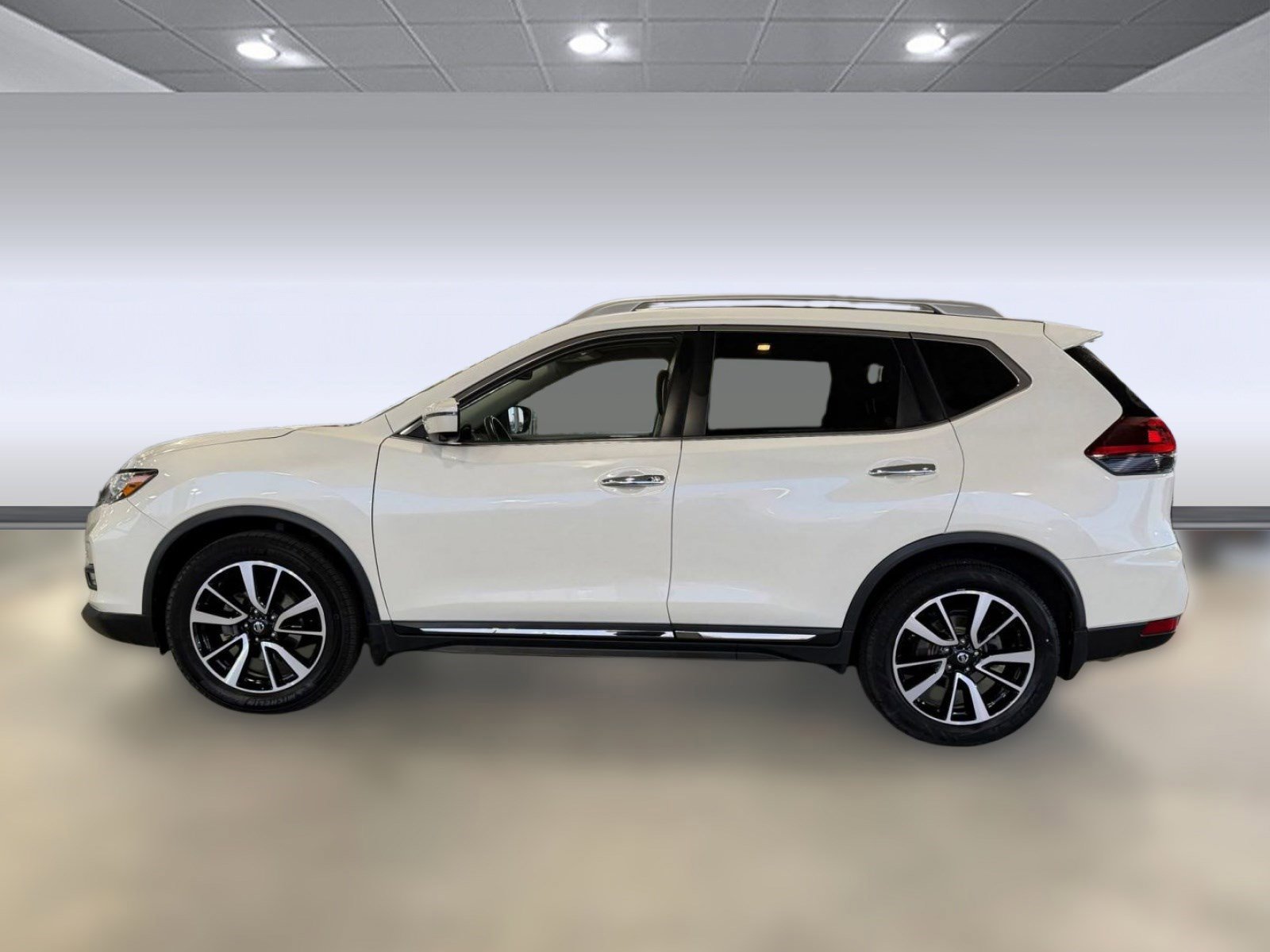Used 2018 Nissan Rogue SL w/ Premium Package image 2