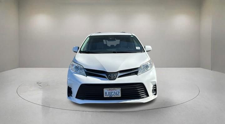 Used 2019 Toyota Sienna LE w/ Carpet Mat Package FWD image 2