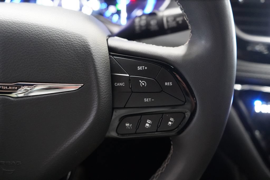 Used 2025 Chrysler Pacifica Limited FWD image 35