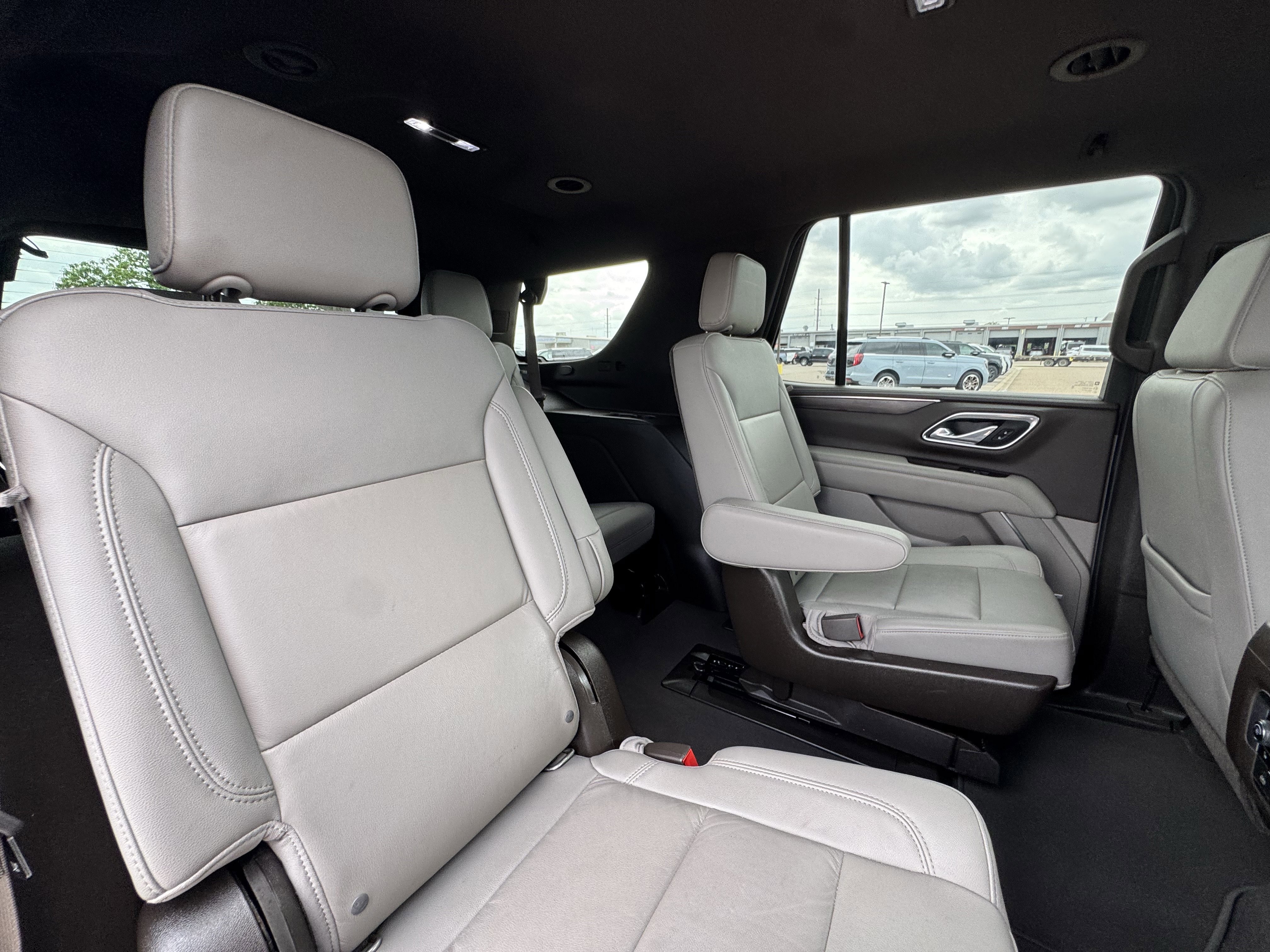 Used 2021 Chevrolet Tahoe Z71 w/ Luxury Package AWD/4WD image 16