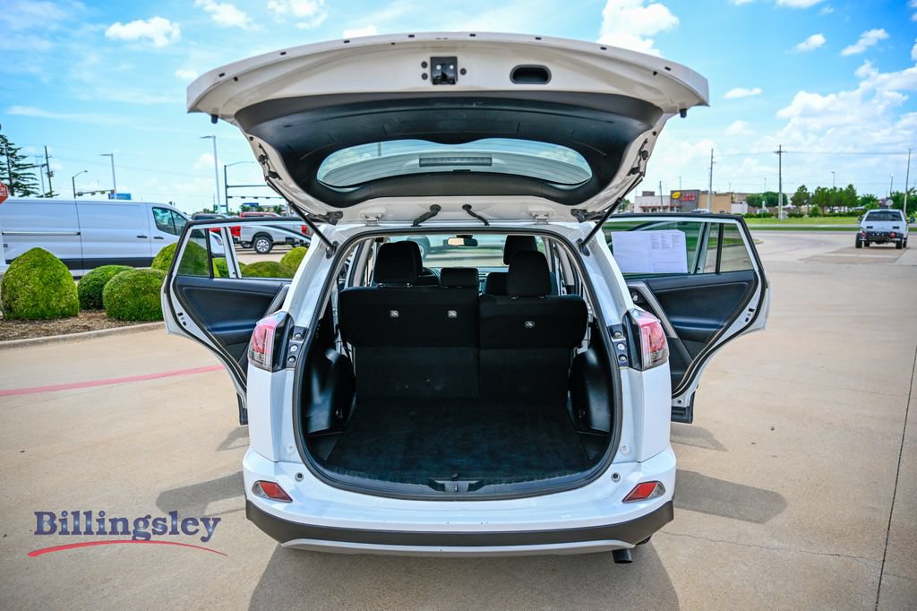 Used 2018 Toyota RAV4 XLE AWD/4WD image 17