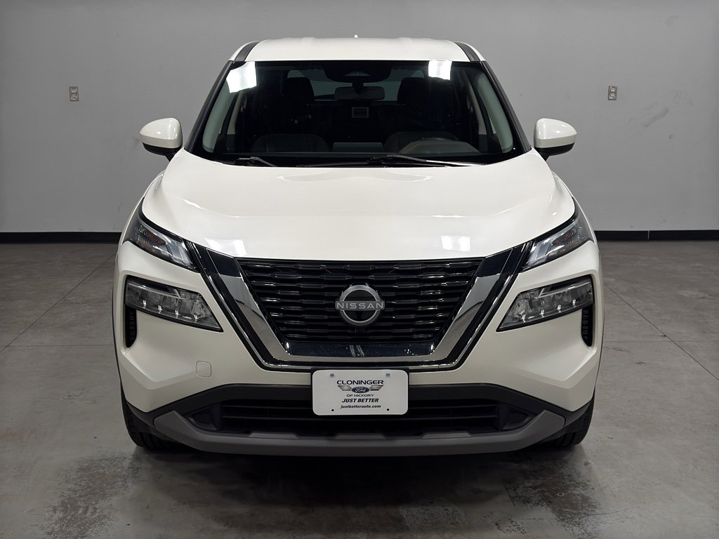 Used 2023 Nissan Rogue SV image 3