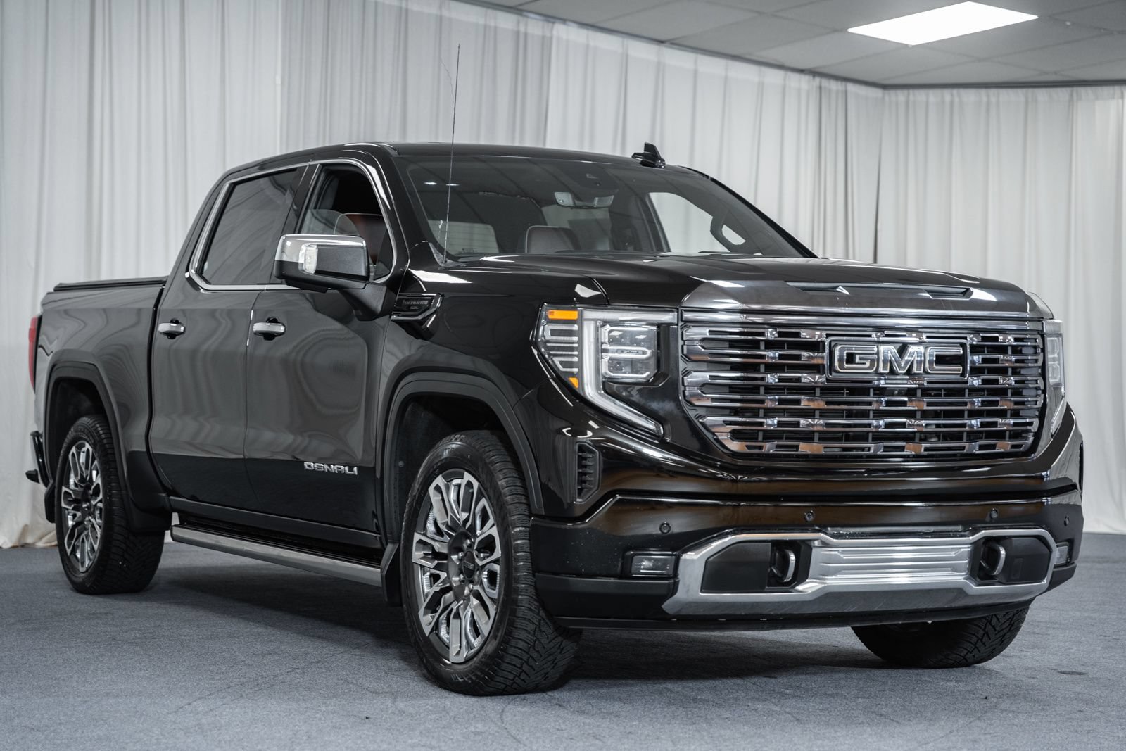 Used 2023 GMC Sierra 1500 Denali Ultimate AWD/4WD image 1