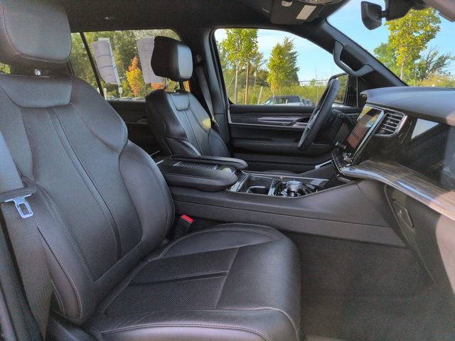Used 2022 Jeep Wagoneer Series III AWD/4WD image 14