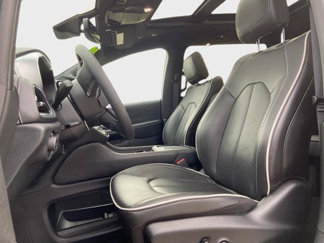 Used 2026 Chrysler Pacifica Limited FWD image 13