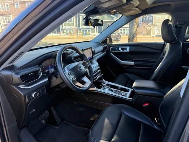 Certified 2022 Ford Explorer XLT w/ Equipment Group 202A image 3