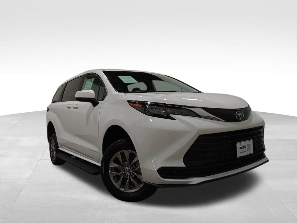 Used 2025 Toyota Sienna LE image 7