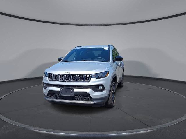 Used 2025 Jeep Compass Latitude w/ Convenience Group AWD/4WD image 3