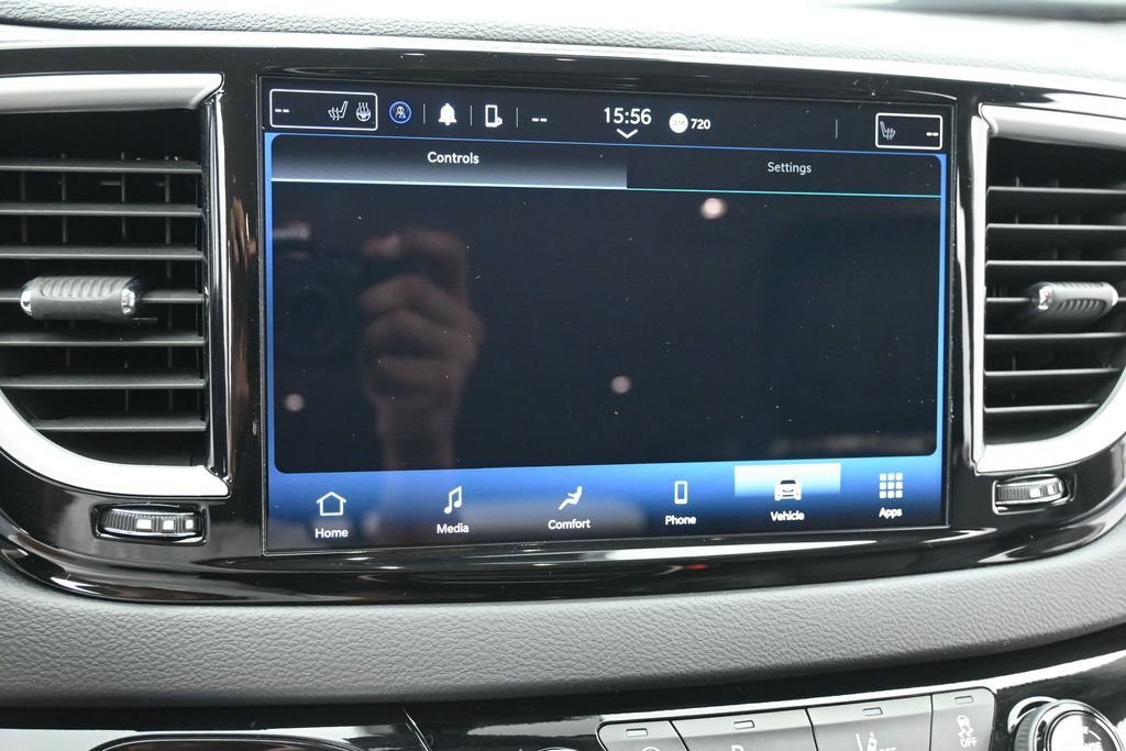 Used 2024 Chrysler Pacifica Touring-L FWD image 11