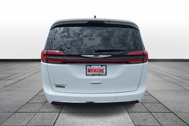 Used 2024 Chrysler Pacifica Touring-L FWD image 6