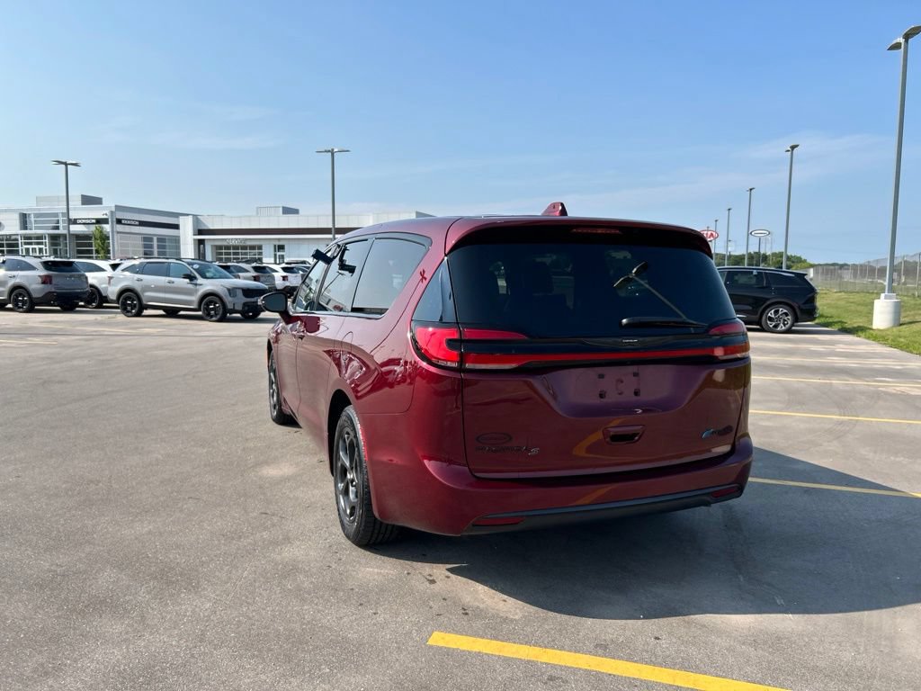 Used 2022 Chrysler Pacifica Touring-L w/ S Appearance Package FWD image 9
