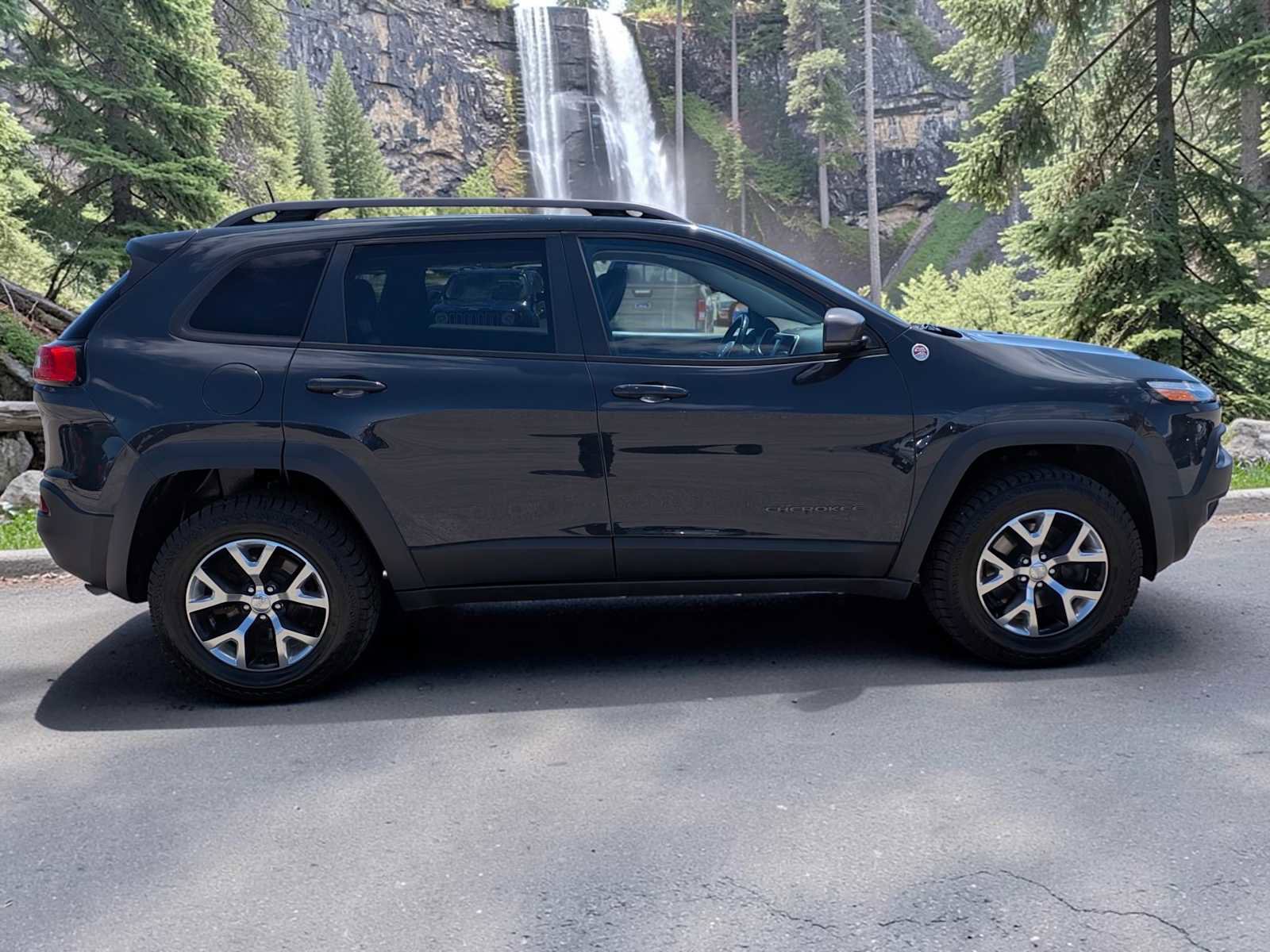 Used 2017 Jeep Cherokee Trailhawk w/ Comfort & Convenience Group AWD/4WD image 7