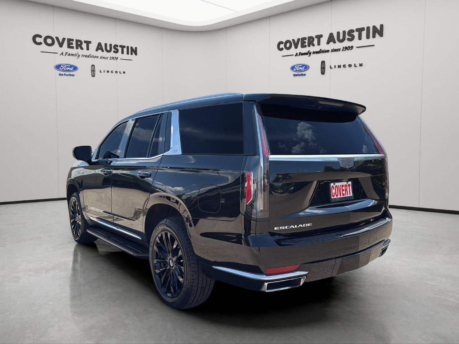 Used 2021 Cadillac Escalade Premium Luxury RWD image 3