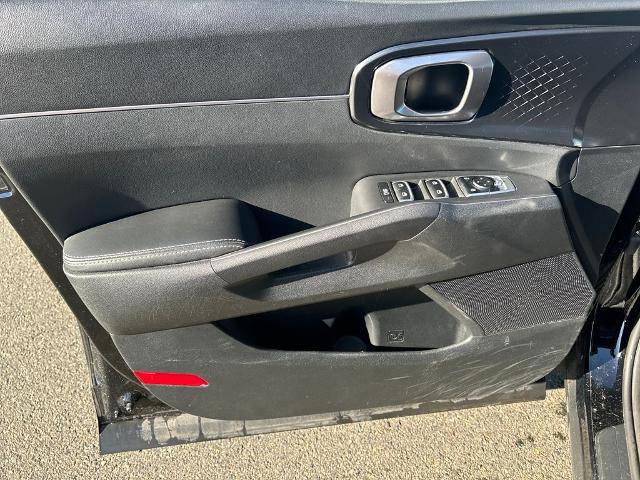 Used 2024 Kia Sorento S image 17