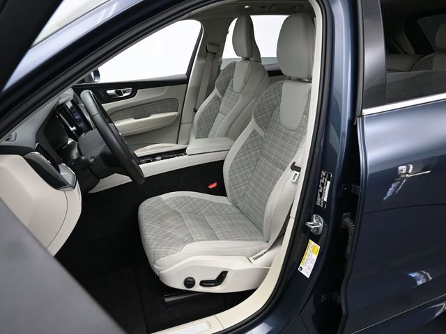 Used 2022 Volvo XC60 B5 Momentum image 12